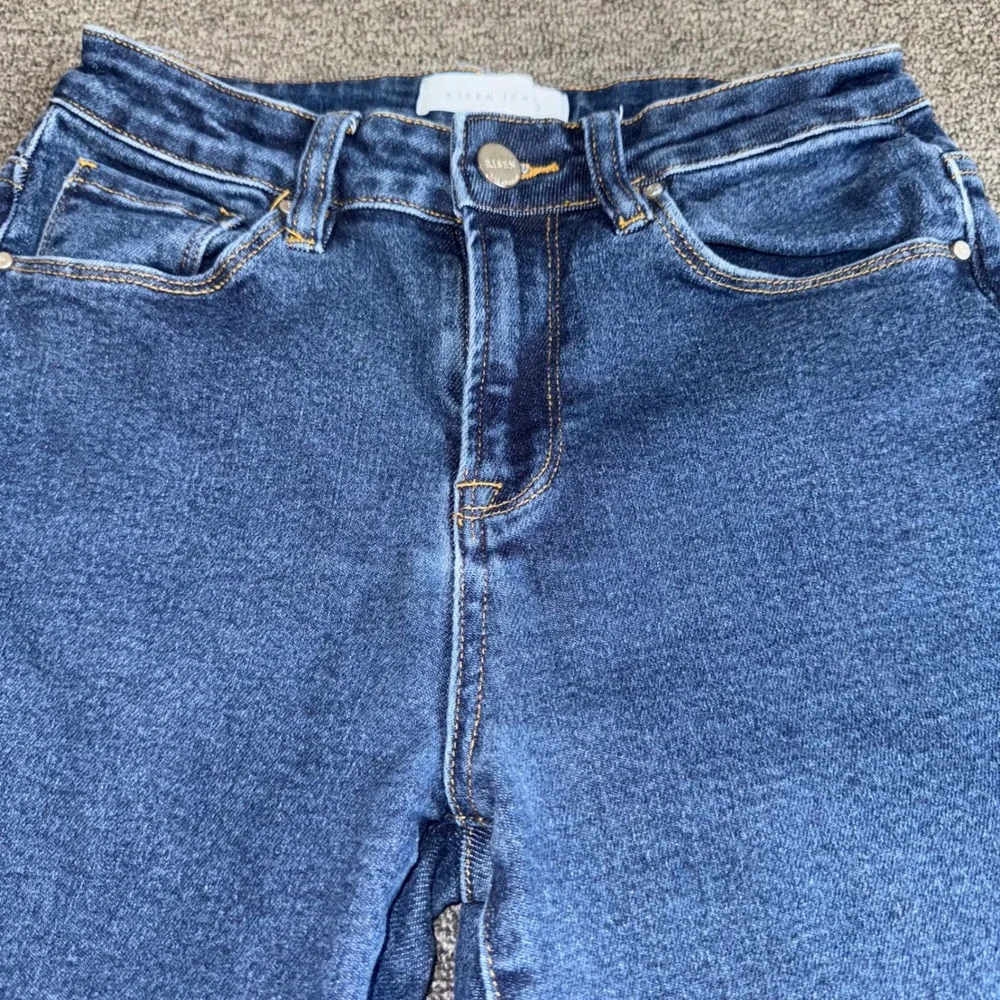 Risen Jeans Medium Wash Straight Leg High Rise Denim Blue Size 3/26 Casual Wear